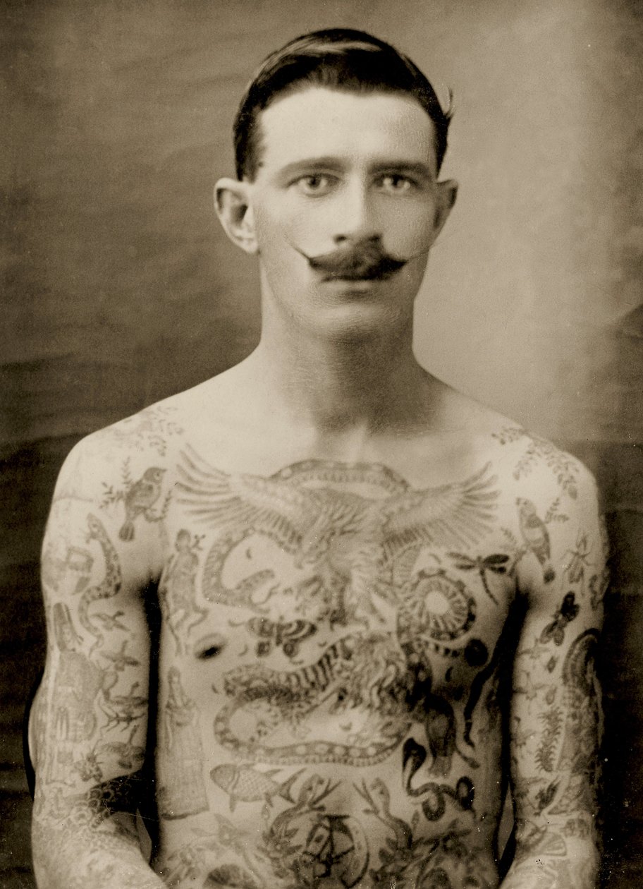 Marinheiro britânico tatuado durante a Grande Guerra de 1914-18 (vista de frente) (fotografia a preto e branco) (ver também 473189) de Unbekannter Künstler