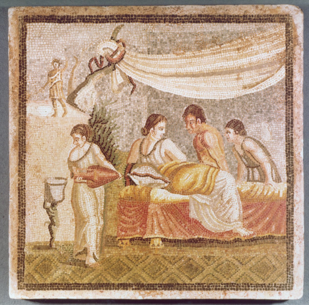 O Mosaico Centocelle retrata uma mulher reclinada atendida por criados, cópia de um original grego de Unbekannt