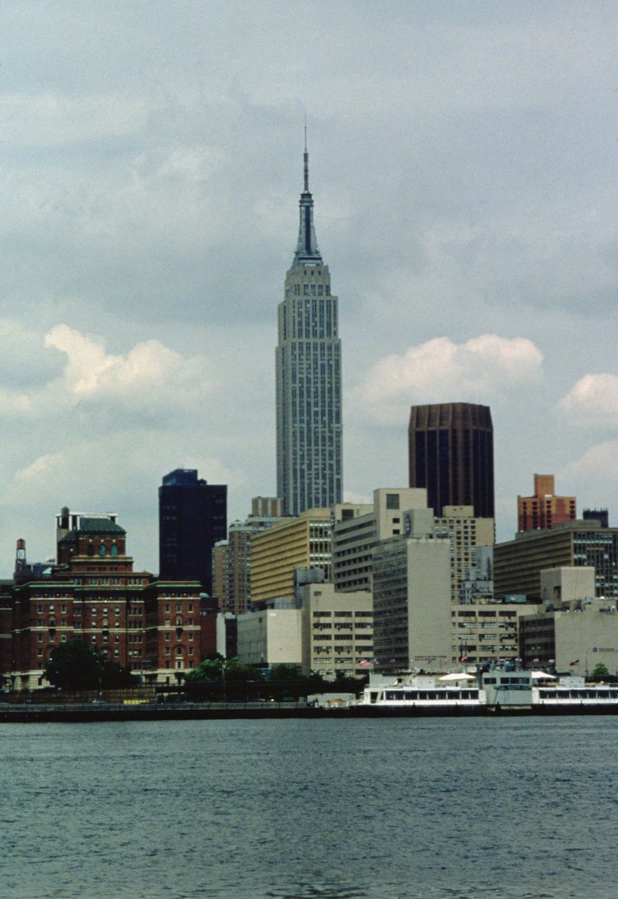 Empire State Building from the East River (foto) de Unbekannt
