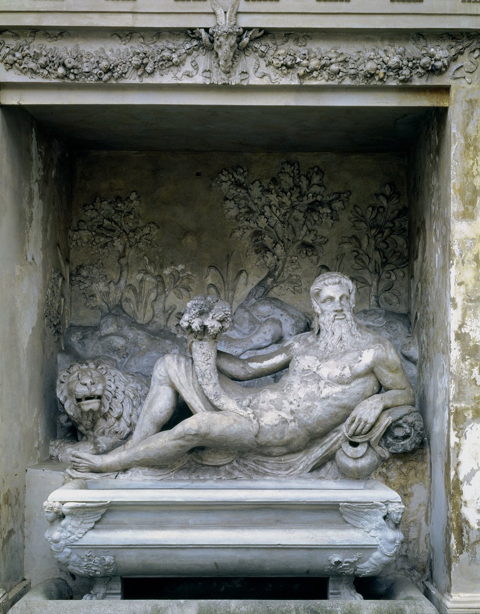 O Nymphaeum, detalhe de uma estátua de um deus do rio dentro de um nicho com uma cornucópia, desenhada por Giacomo Vignola (1507-75) e Bartolomeo Ammannati (1511-92) 1551-55 (pedra) de Unbekannt