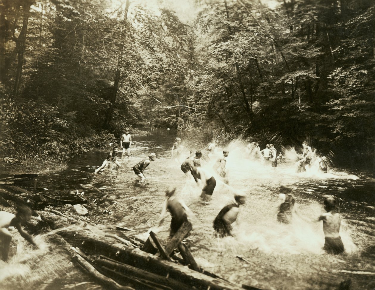 The Old Swimming Hole, Estados Unidos, c.1920 (foto a p/b) de William M. Timlin