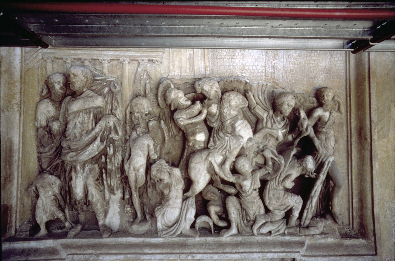 A Fachada Traseira, detalhe da decoração em relevo antigo (algumas peças da Ara Pacis de Augusto) retratando uma cena de batalha (pedra) de Unbekannt