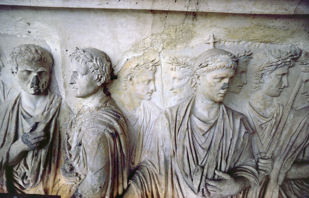 A Fachada Traseira, detalhe da decoração em relevo antigo (algumas peças da Ara Pacis de Augusto) retratando um grupo de cidadãos romanos (pedra) de Unbekannt