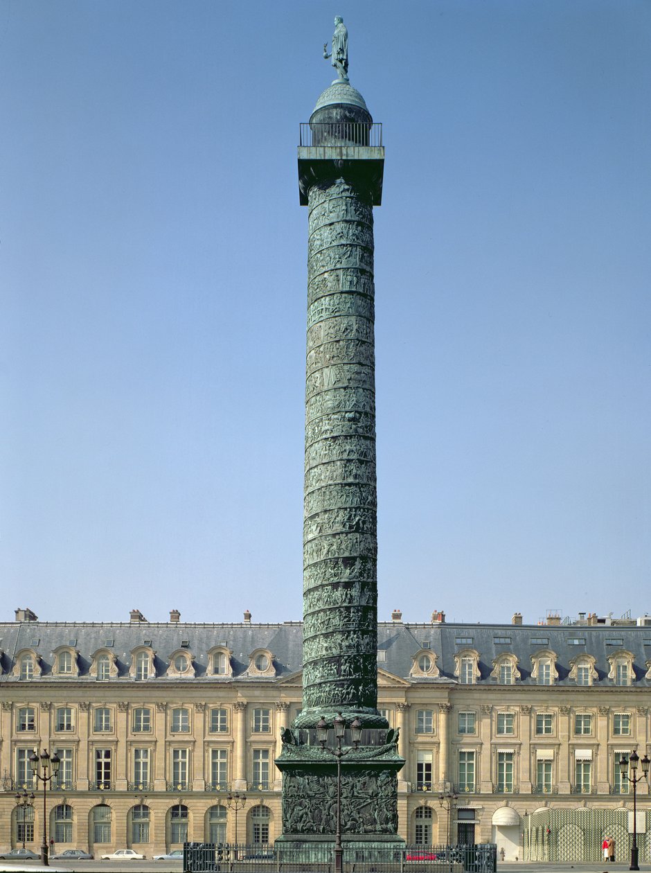 A Coluna Vendome, com baixos-relevos gravando Campanhas Napoleônicas de 1805-06, superada pela figura de Napoleão segurando uma Vitória alada de Unbekannt