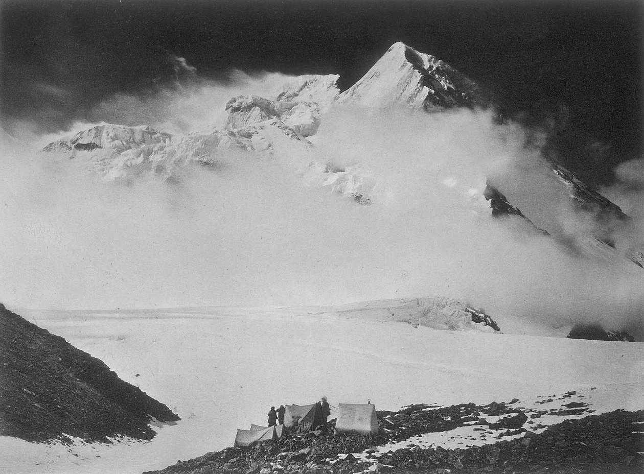 Expedição do príncipe Luigi Amedeo de Saboia, duque de Abruzzi, ao Karakorum e aos Himalaias ocidentais: acampamento IV no sopé do Pico da Noiva de Unbekannter Künstler