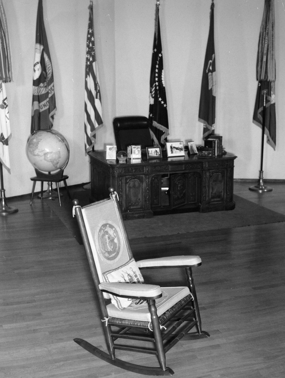 A famosa cadeira de balanço do Presidente John Fitzgerald Kennedy, sua mesa e outras lembranças em exposição. Milão. 1965. de Unbekannt