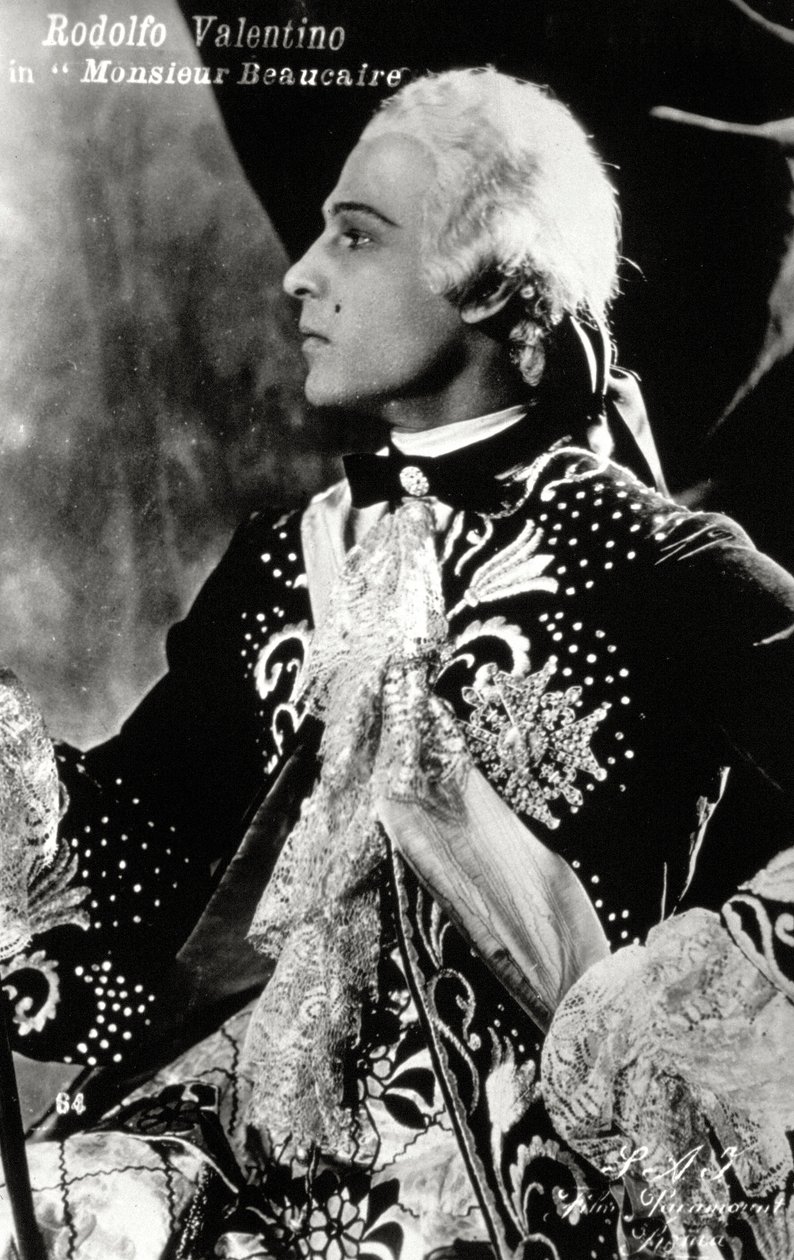 O famoso ator de cinema mudo Rodolfo Valentino num elaborado fato de palco ao estilo do século XVIII para o filme "Monsieur Beaucaire de Unbekannter Künstler