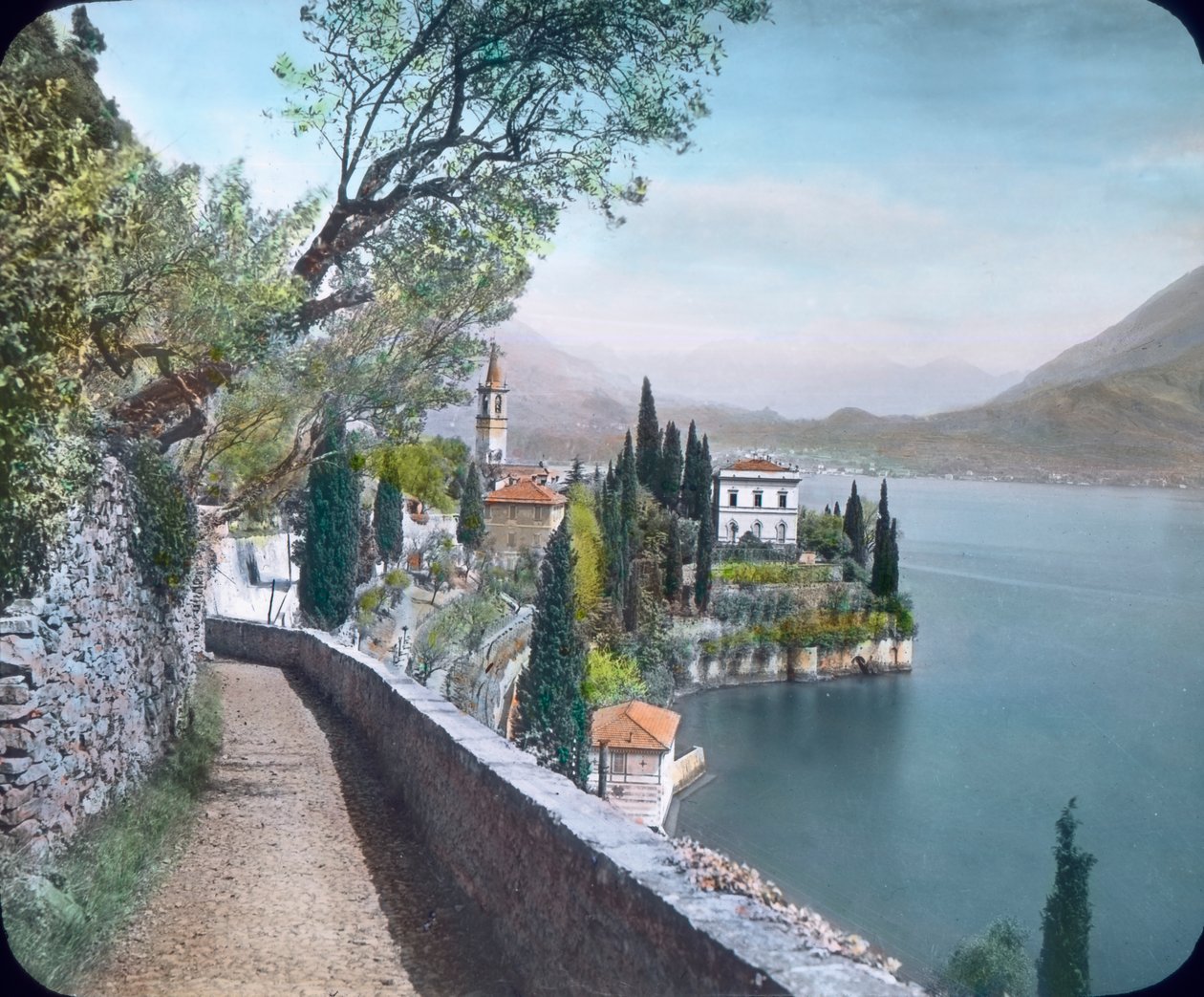 O município de Varenna, no Lago Como, no Norte de Itália de Unbekannter Künstler