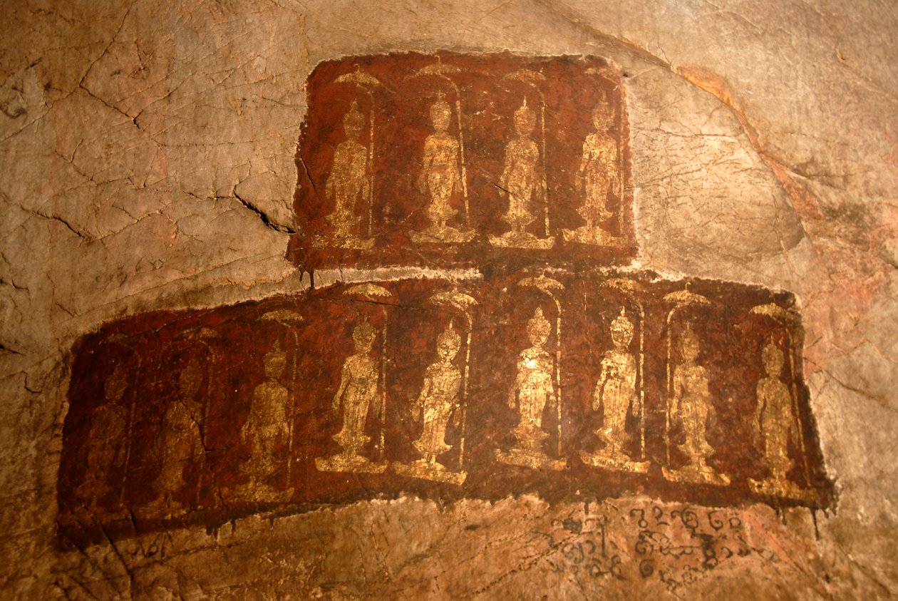 Budismo Theravada; pintura mural antiga; Buda Shakyamuni em pé; Mudra; Varada; gesto de concessão de desejos; caverna Tham Pa; em Nong Thang; província de Xieng Khouang; Laos; Sudeste Asiático; Ásia de Unbekannter Künstler