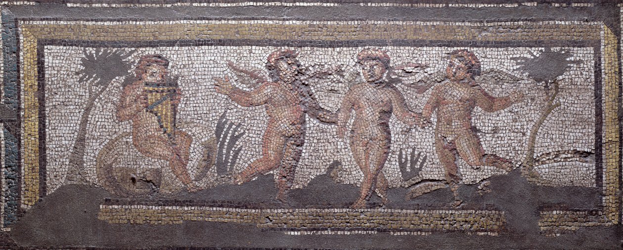 Três putti dançantes acompanhados por um a tocar os tubos da panela, detalhe de um mosaico de pavimento representando as estações do ano e cenas de caça da Villa Constantina em Daphne, Roman, c.325-330 d.C. (mármore, calcário e mosaico de vidro) de Unbekannt
