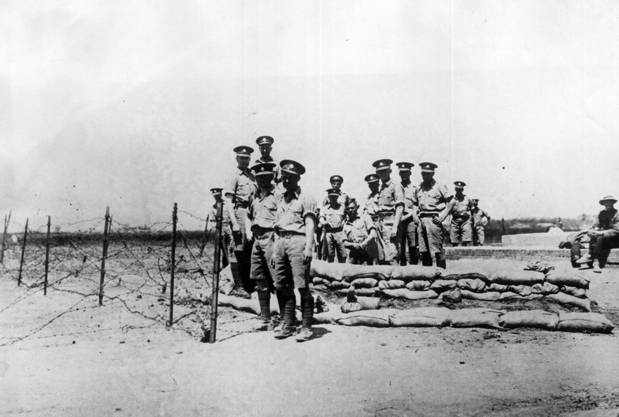 Tientsin (Tianjin), China, Novembro de 1924: Soldados britânicos em um posto fora das concessões internacionais antes da captura da cidade pelas tropas do Senhor da Guerra chinês Feng Yuxiang (Feng Yu-hsiang, Feng Yu hsiang) - Tientsin (Tianjin), China, No de William M. Timlin