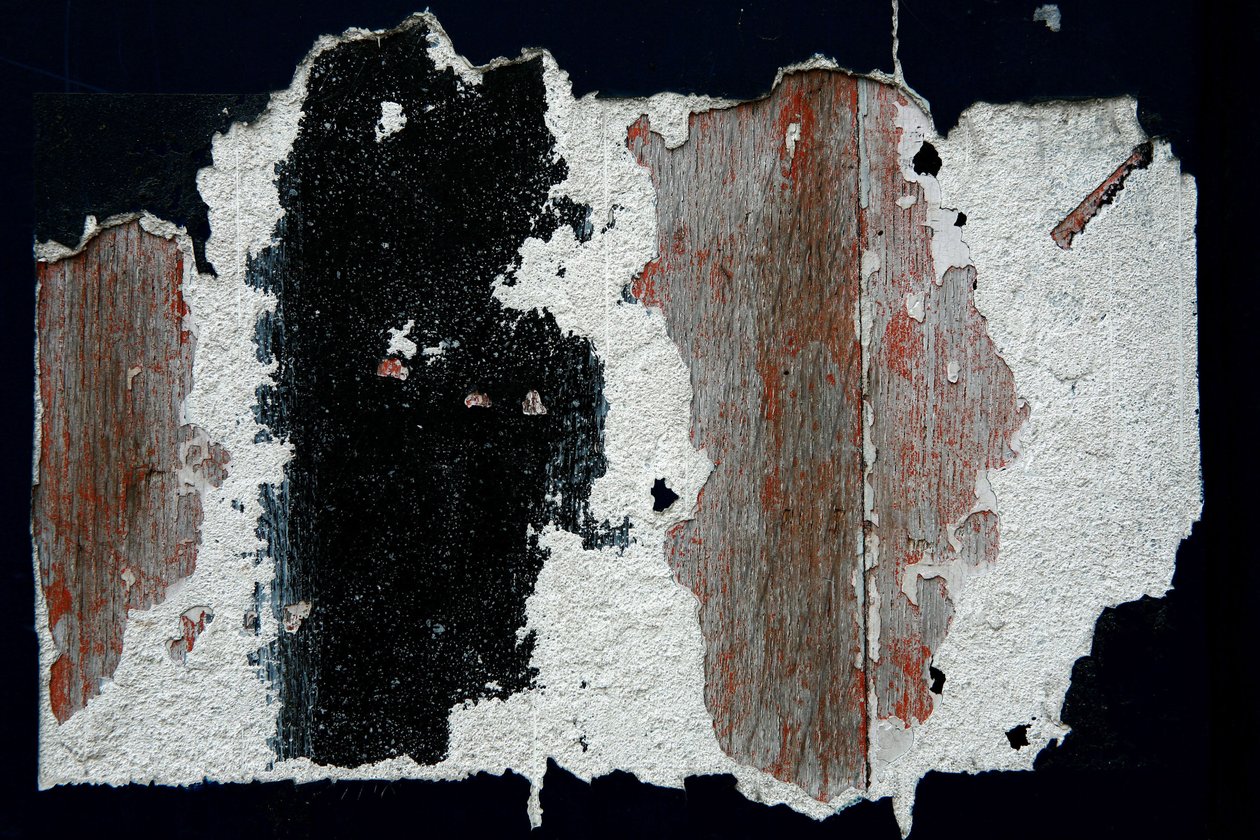 Marcas de tempo. Arte abstrata mostrando formas como testemunha da passagem do tempo. Vestígios de tinta na madeira. Fotografia de Michel Lunardelli. de Unbekannt