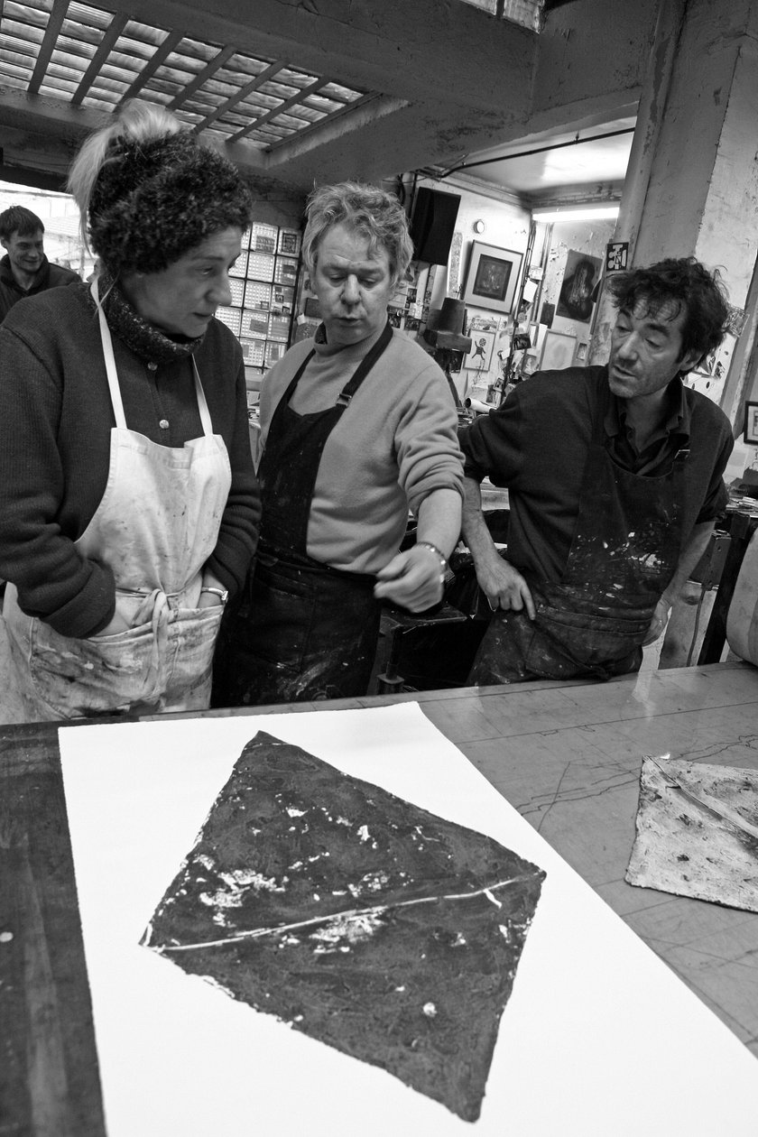 Todd Narbey, pintor neozelandês, Annie-Paule Thorel, pintor francês, Nicolas du Mesnil du Buisson, co-fundador da oficina de gravura Pasnic, Pascal Gauvard, co-fundador da oficina de gravura Pasnic. Análise de uma gravura. Ateliê de gravura Pasnic em Paris de Unbekannt