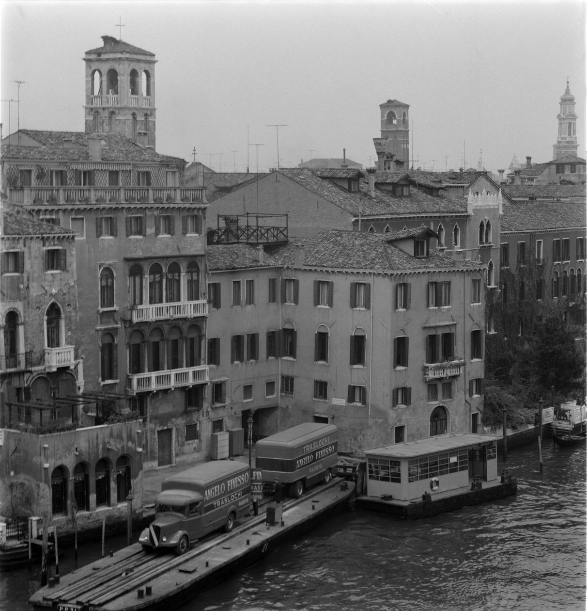 Caminhões no Grand Canal em Veneza 1960 de Unbekannt