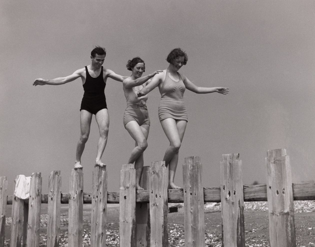 Duas mulheres e um homem caminhando ao longo de um groyne, c 1930s de Unbekannt