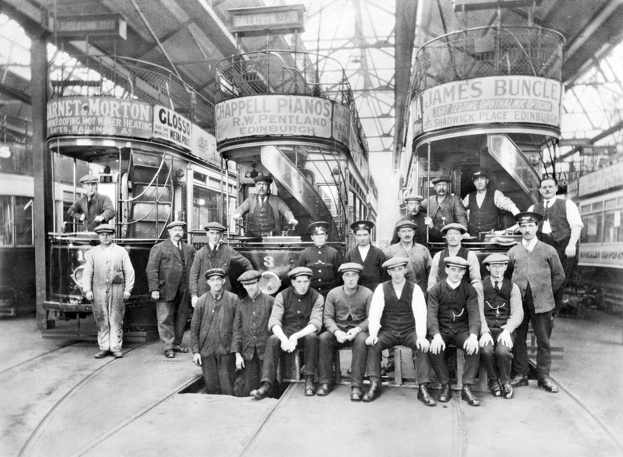 United Kingdon : Eléctricos e Tripulações no Depósito de Eléctricos em Oswald Road. Kircaldy, c1910 de Unbekannt