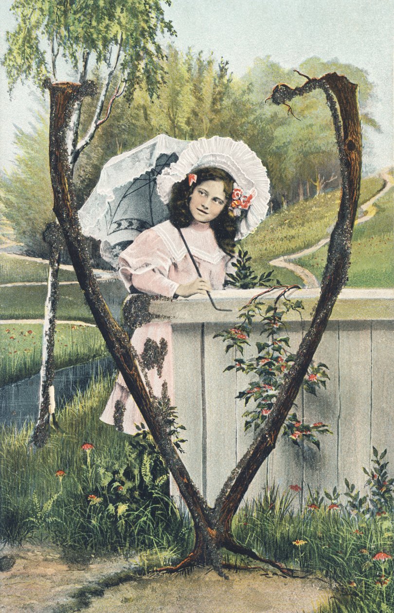 V : Uma jovem de vestido cor-de-rosa, um chapéu na cabeça, um guarda-sol na mão em pé num ambiente rural - Alfabeto personagens Ref Th. E., L. Theochrom - Serie 994. Theodor Eisman, editor, Leipzig de Unbekannt