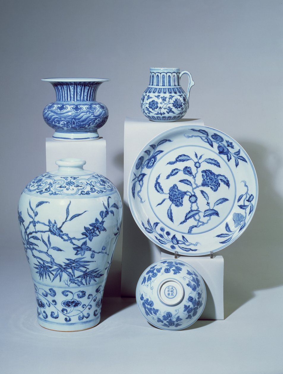 Vaso, tigela, prato e dois pequenos vasos, Ming de Unbekannt