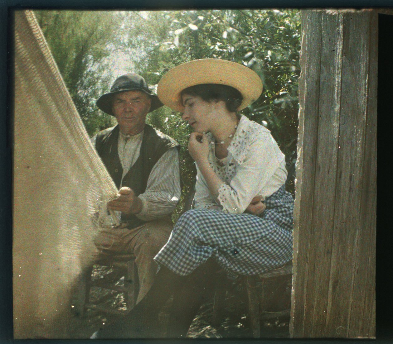 Pitoresco de Vendee: La lecon de filet, agosto-1919, Longeville, França - Autocromo anónimo de Unbekannter Künstler