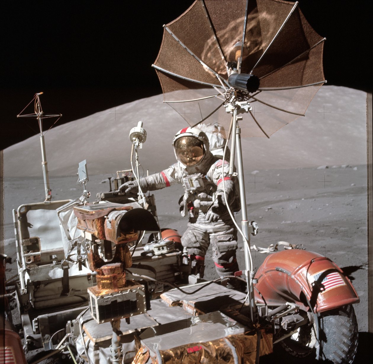 Vista do astronauta Eugene Cernan ao lado do veículo itinerante lunar durante o EVA de Unbekannt