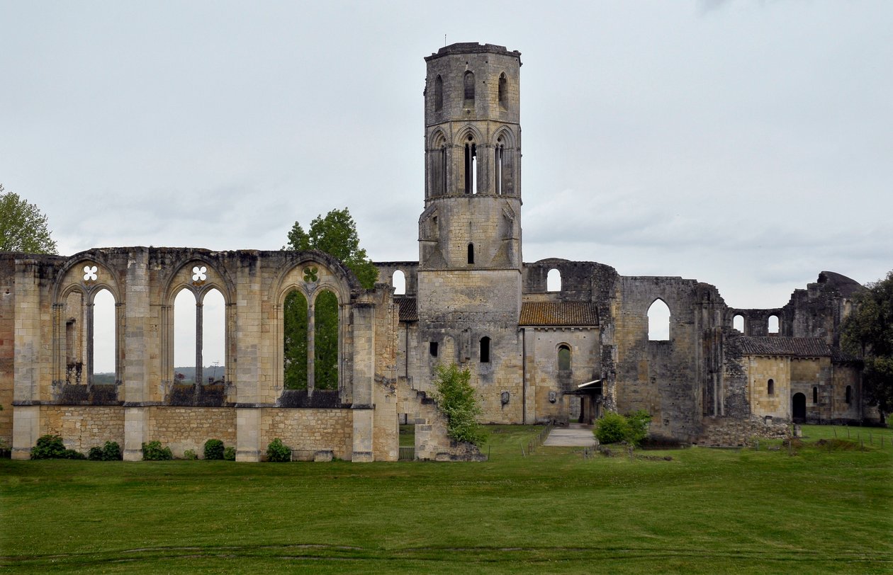 Vista de La Sauve Maggiore, Abadia de La Sauve-Maggiore em Gironde. Século XI. de Unbekannter Künstler