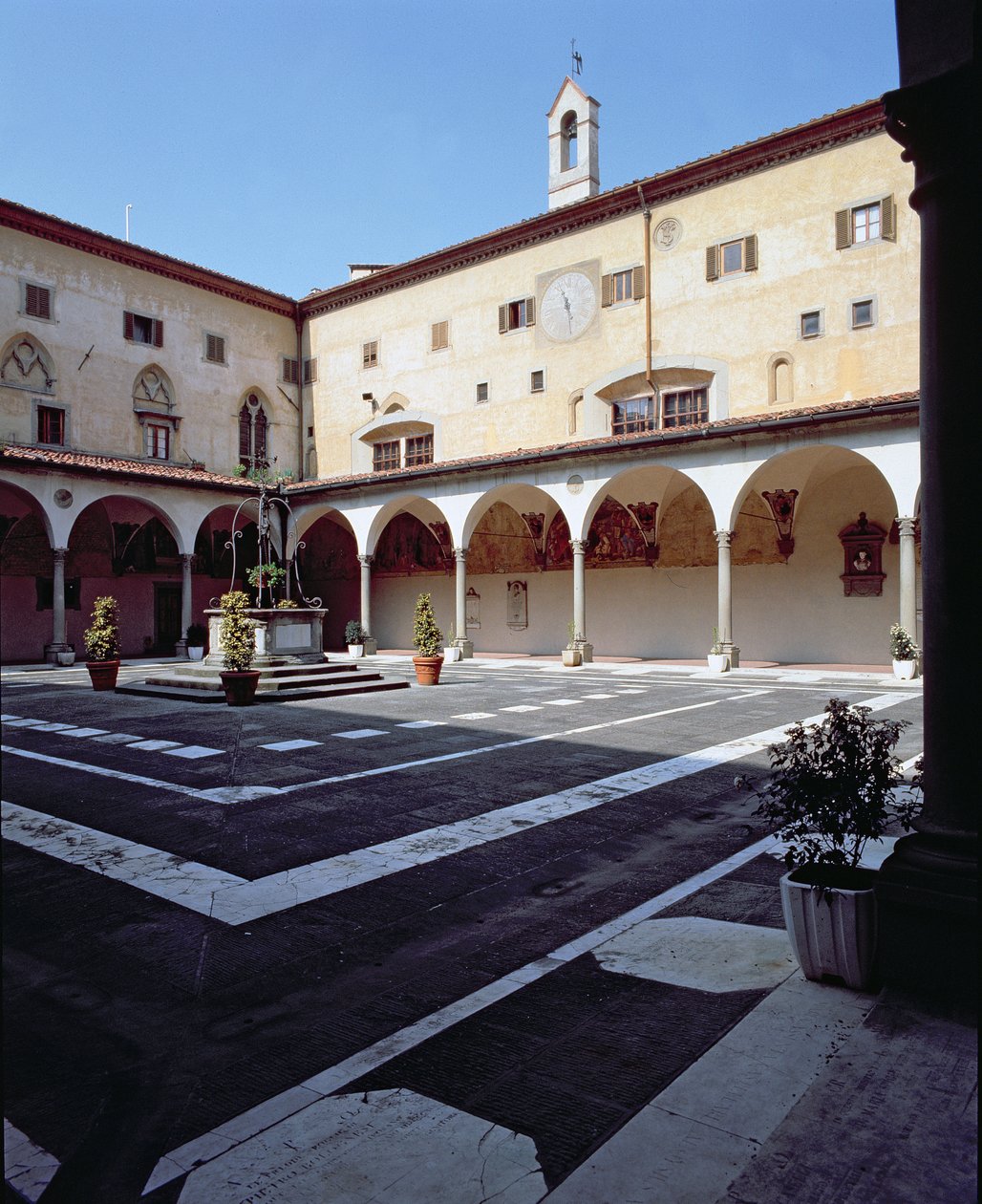 Vista do claustro dos mortos (Chiostro dei Morti) e da capela (foto) de Unbekannt