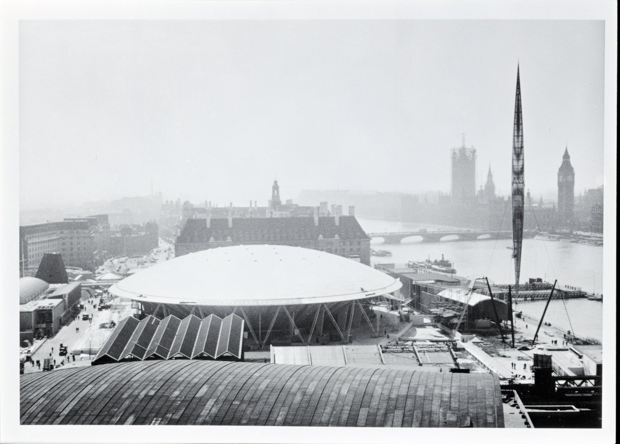Vista da Cúpula dos Descobrimentos construída para o Festival da Grã-Bretanha, inaugurada a 4 de Maio de 1951 (foto a p/b) de Unbekannt