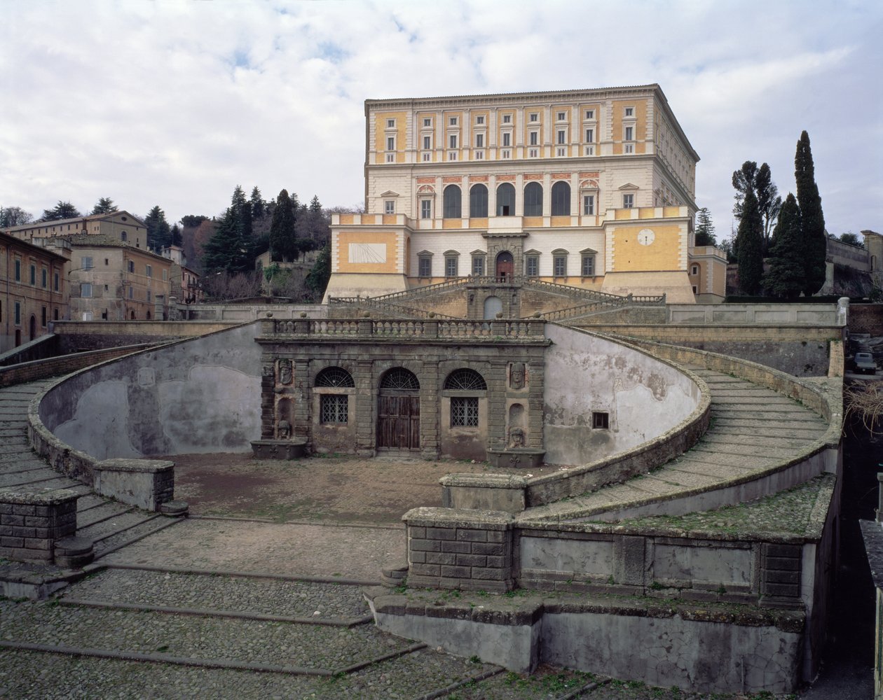 Vista da fachada, pátio e escada, projetada por Jacopo Vignola (1507-73) e seus sucessores para o Cardeal Alessandro Farnese (1546-92) 1557-83 (foto) de Unbekannt