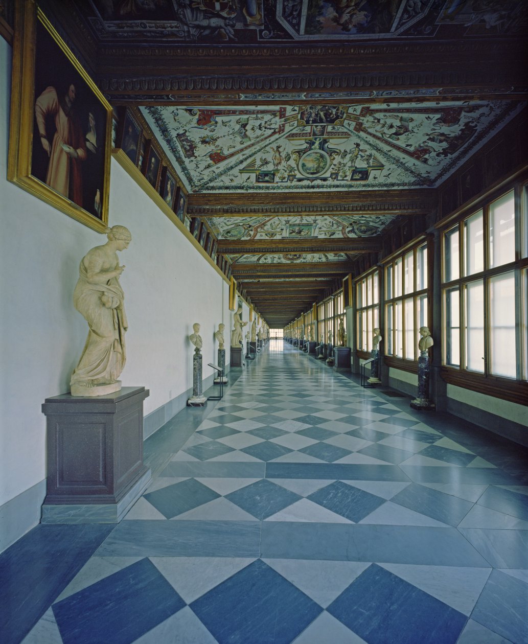 Vista do primeiro corredor, projetado por Vasari (1511-1574) e Bernardo Buontalenti (1531-1608) 1560-80 (foto) de Unbekannt
