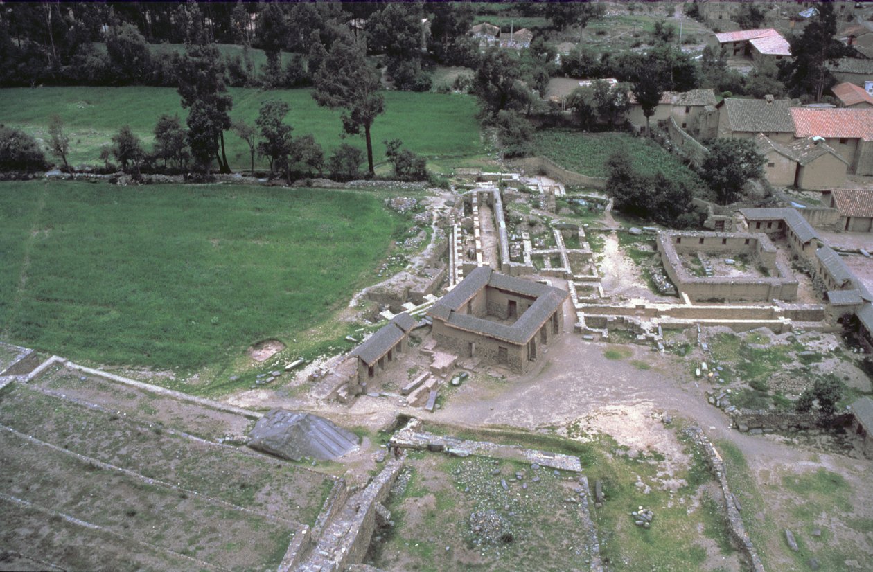 Vista da aldeia construída sobre fundações tradicionais incas (foto) de Unbekannt