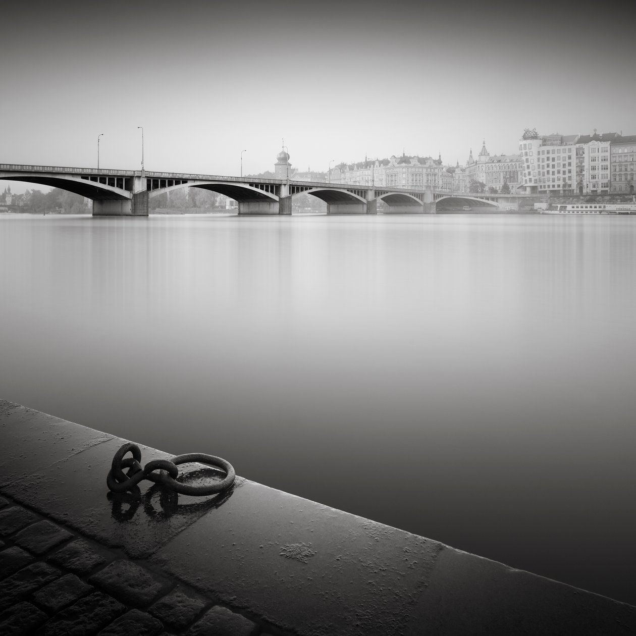 Estudo do Rio Vlatva, Praga, República Checa, 2015 (foto a p/b) de Leopold Blonder