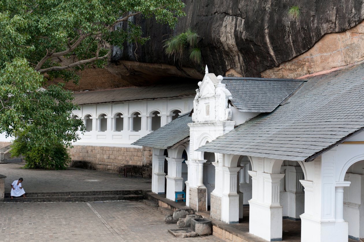 Edifício branco debaixo de uma parede de rocha; templo da caverna; Templo Dourado; Dambulla; Sri Lanka; Ásia de Unbekannt