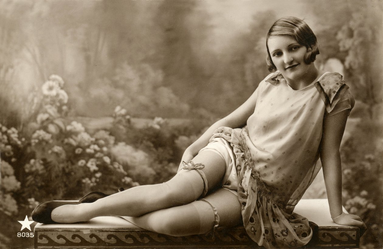 Mulher de vestido leve, c. início dos anos 1900 (cartão postal) de Alec Hunter