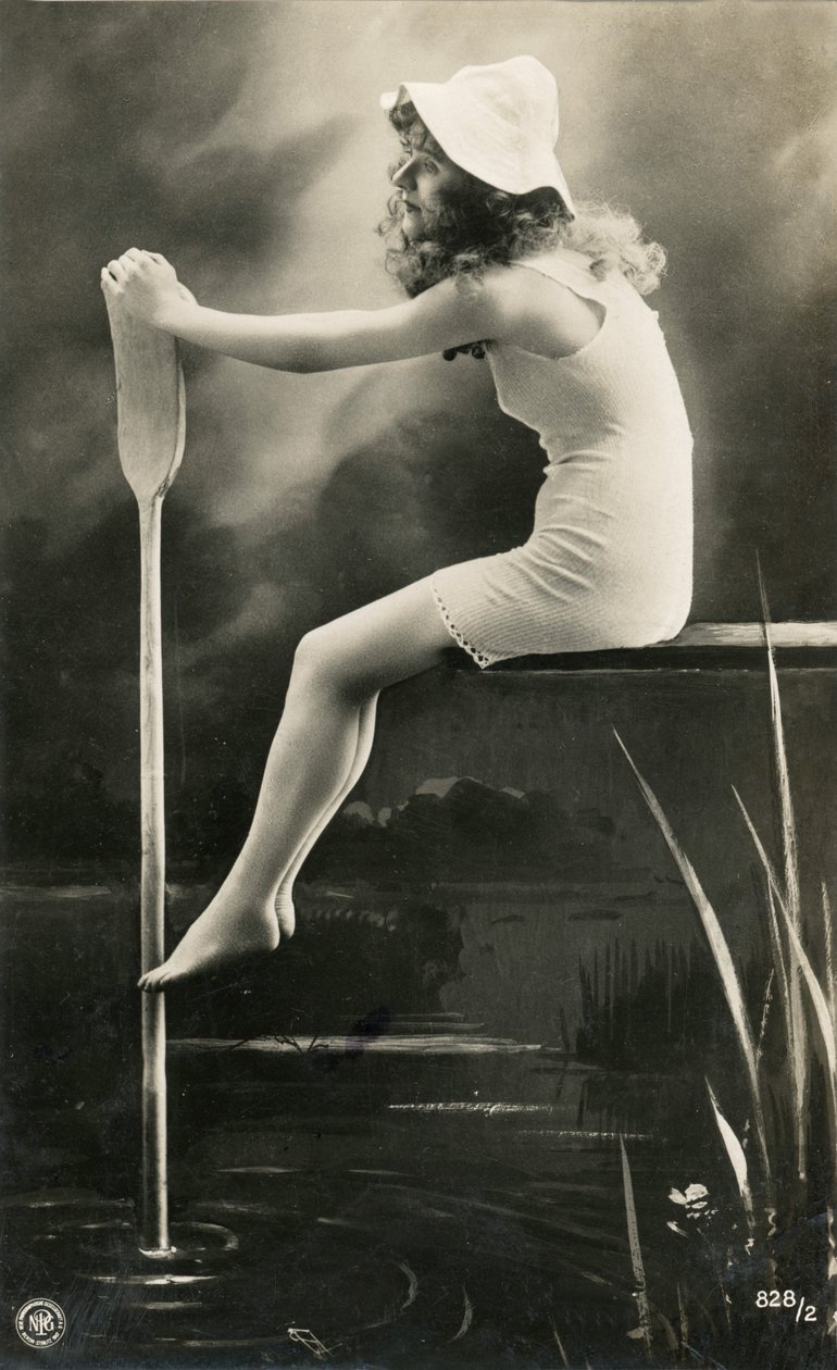 Mulher em vestido de noite, c. início do séc. XIX (cartão postal) de Alec Hunter