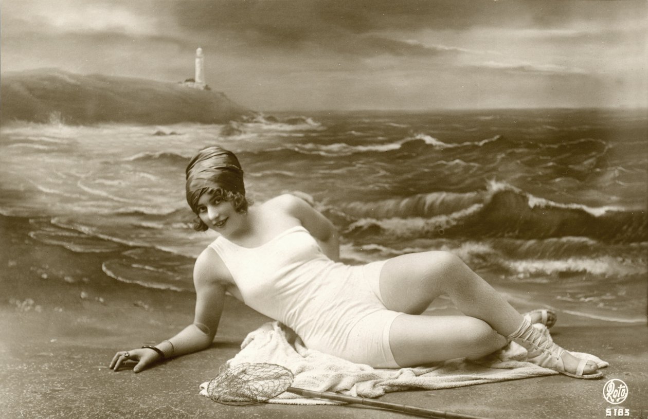 Mulher em traje de banho, c. início dos anos 1900 (cartão postal) de Alec Hunter