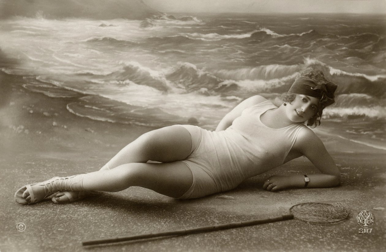 Mulher em fato de banho, c. início do séc. XIX (cartão postal) de Alec Hunter