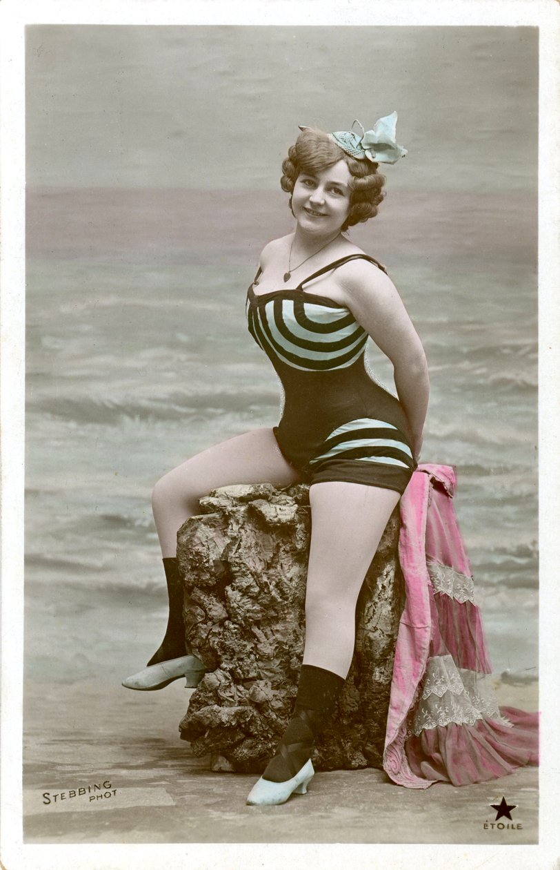 Mulher em fato de banho, c. início do séc. XIX (cartão postal) de Alec Hunter