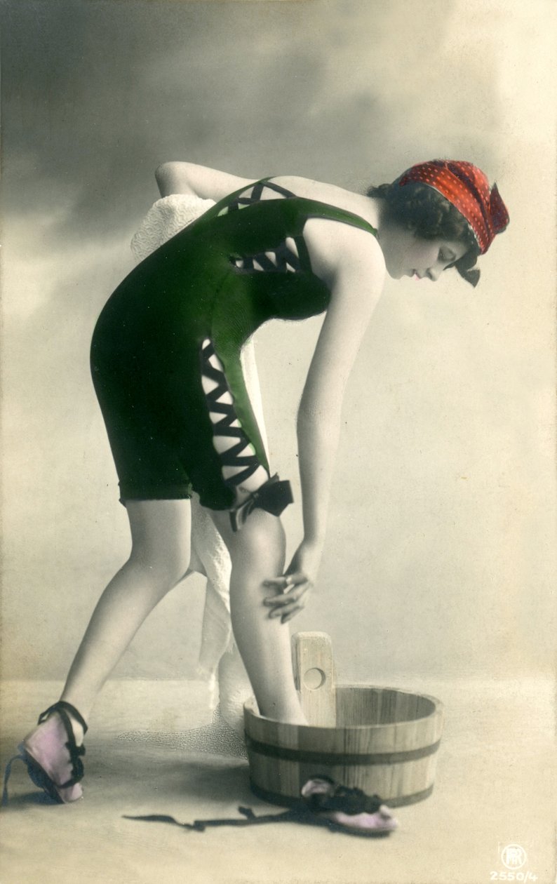 Mulher em fato de banho, c. início do século XIX (cartão postal) de Alec Hunter