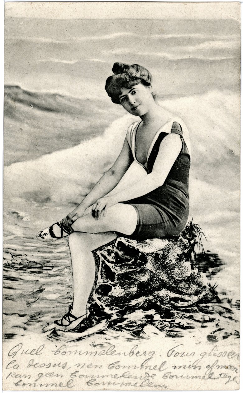 Mulher em fato de banho, c. início do século XIX (cartão postal) de Alec Hunter