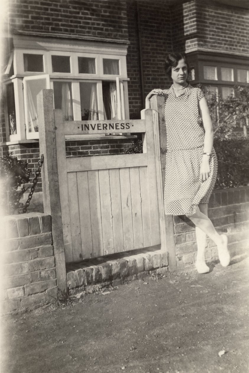 Mulher fora do Inverness B&B, Broadstairs, Kent, c 1920s de Unbekannt