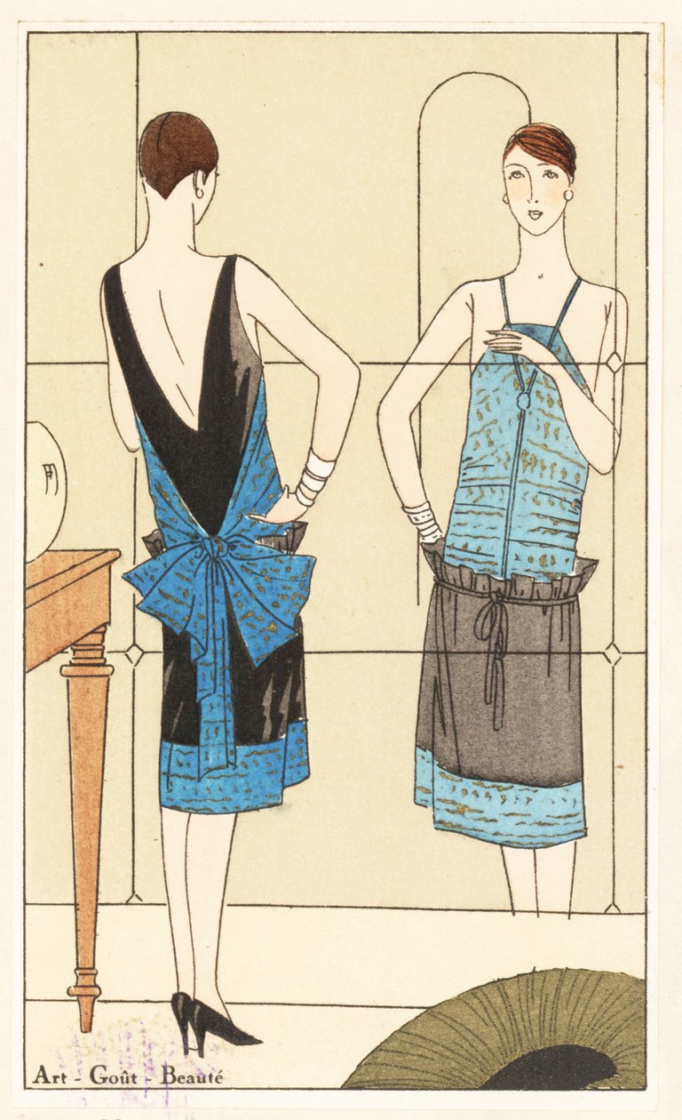 Mulher de pé em frente ao espelho admirando o seu vestido de noite em lâmina azul e dourada e veludo preto - Litografia com estêncil colorido à mão da luxuosa revista de moda francesa "Art, Gout, Beaute", 1926 de Unbekannter Künstler