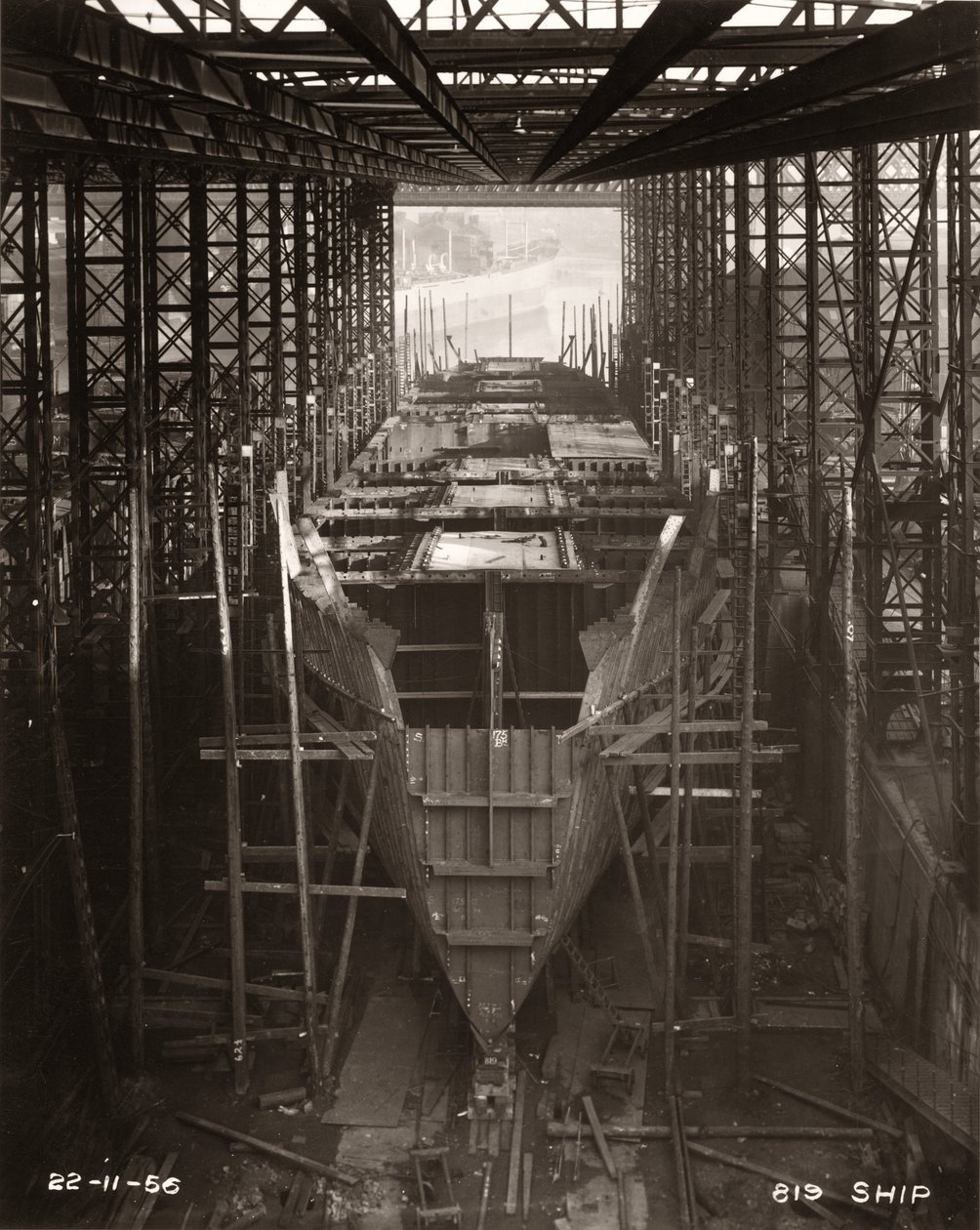 Início da construção do convés principal de 