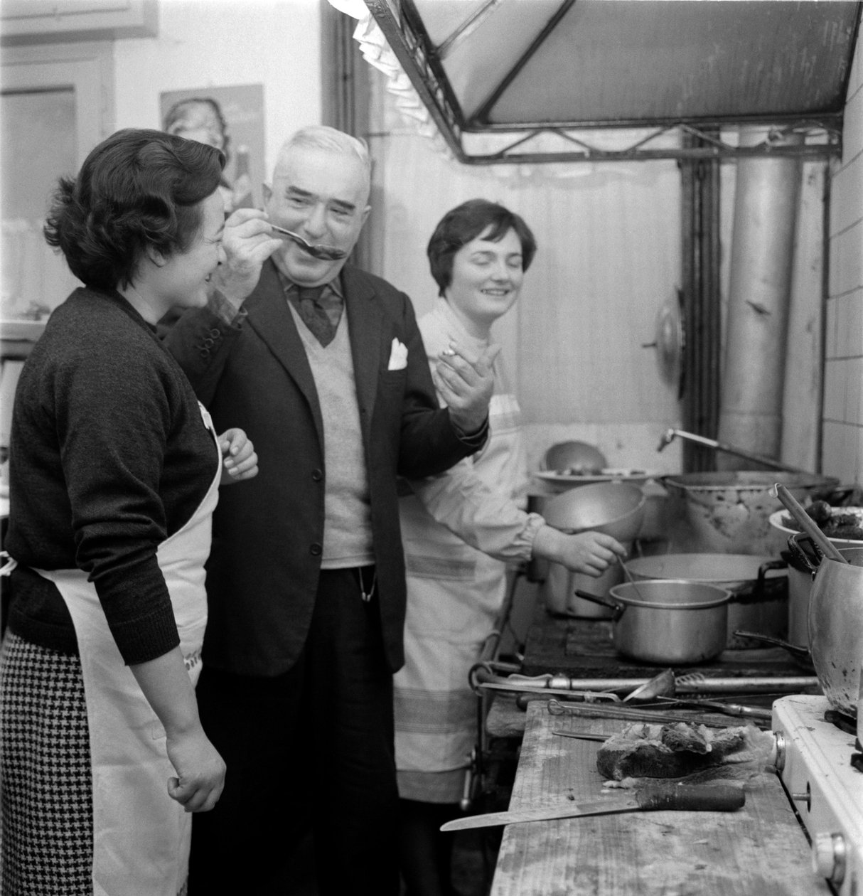 O escritor GIOVANNI COMISSO na sua casa em TREVISO (prova um prato na cozinha) - 1962 de Unbekannt