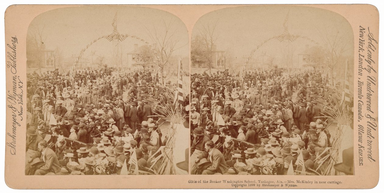 "Raparigas da Escola Booker T. Washington, Tuskegee, Alabama, a Sra. McKinley numa carruagem próxima",1899 (fotografia) de Underwood & Underwood