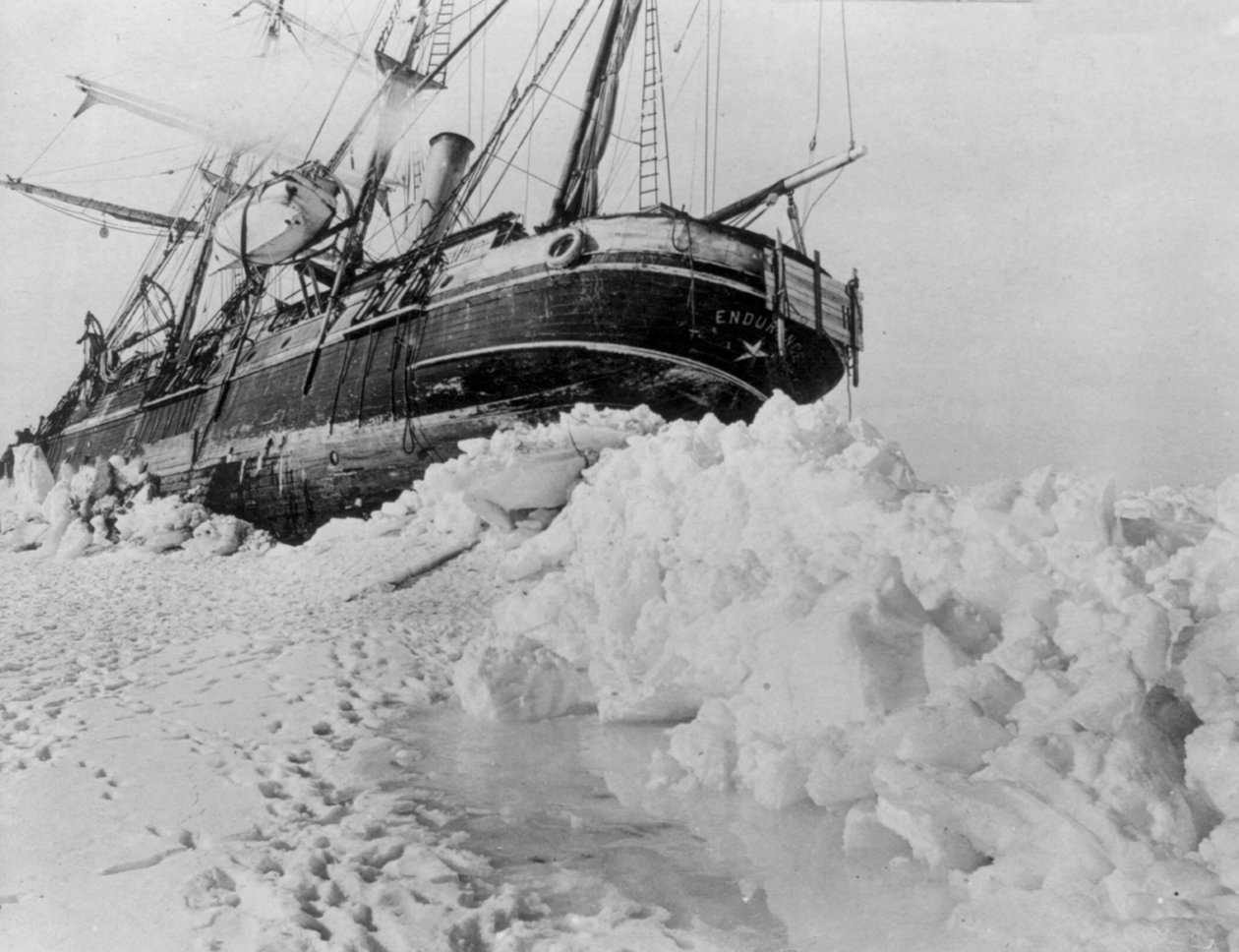 Expedição Imperial Transantárctica: o Endurance preso num bloco de gelo, c.1914-17 (foto) de Underwood & Underwood