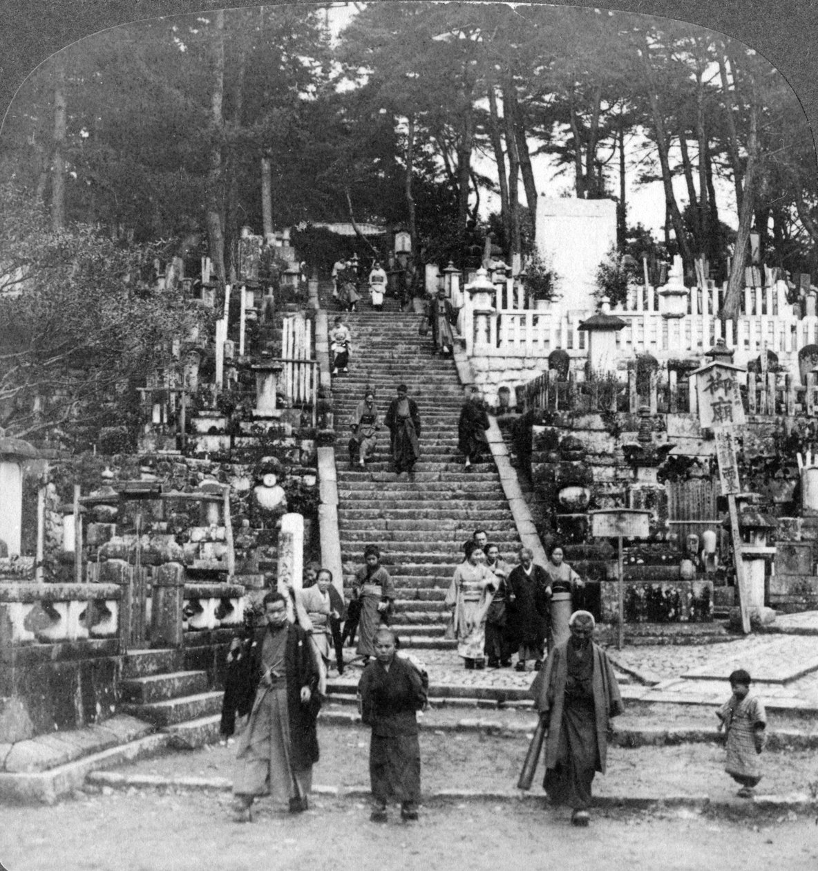 Um cemitério budista perto do mosteiro de Kurodani, Kyoto, Japão, 1904. de Underwood and Underwood