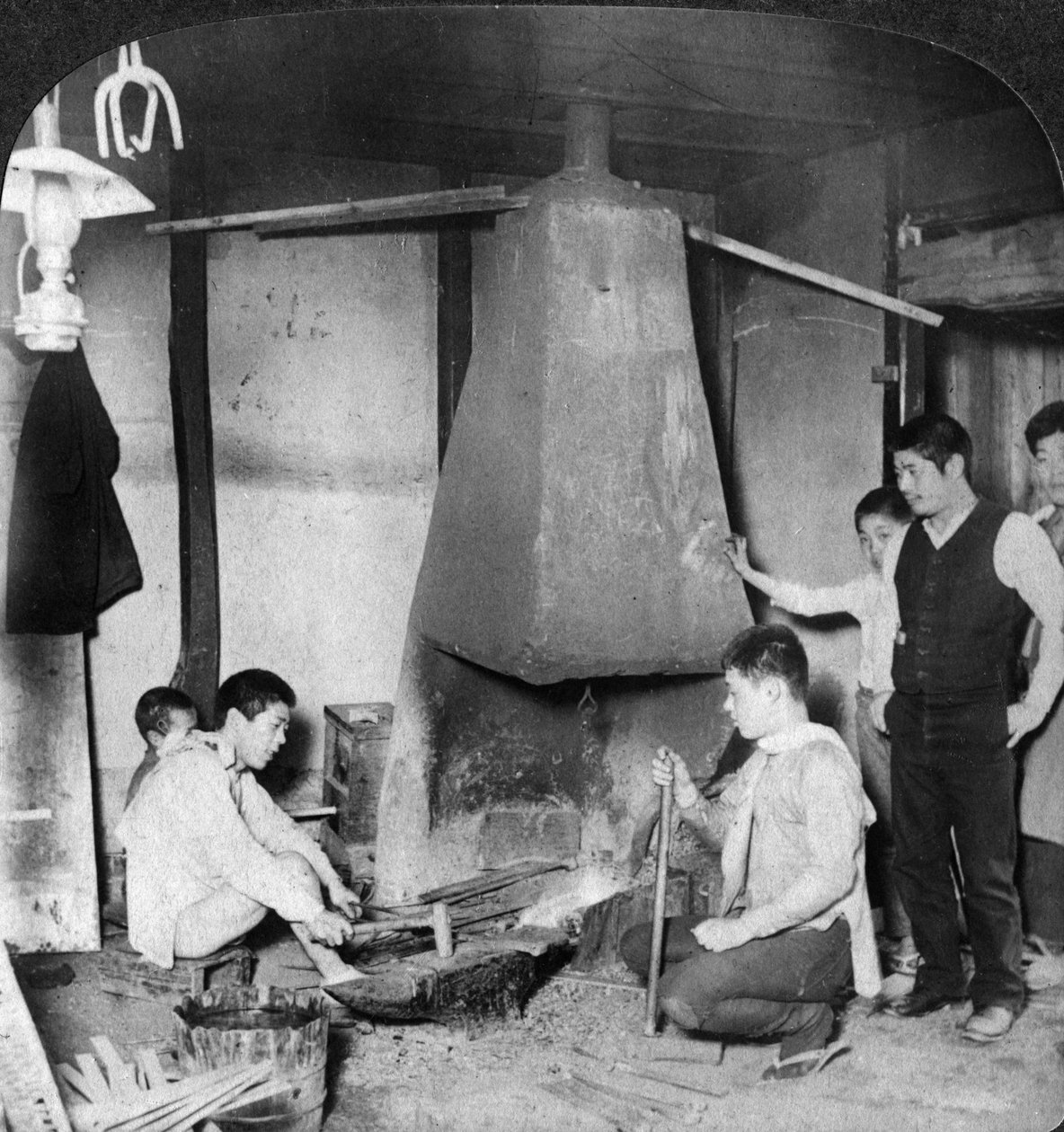 Um ferreiro japonês em sua forja, Yokohama, Japão, 1904. de Underwood and Underwood