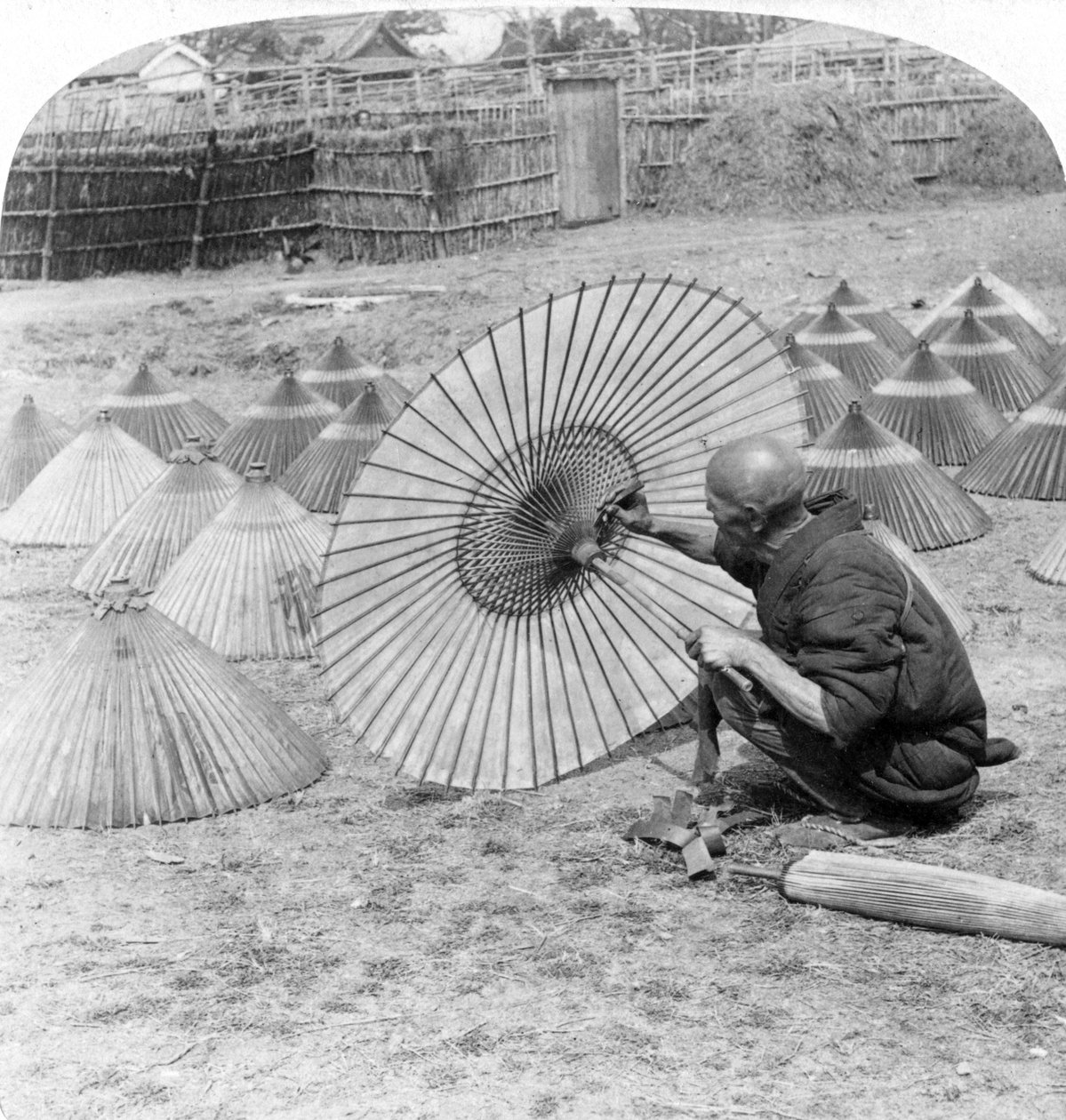 Um fabricante de guarda-chuva japonês, Kobe, Japão, 1896. de Underwood and Underwood
