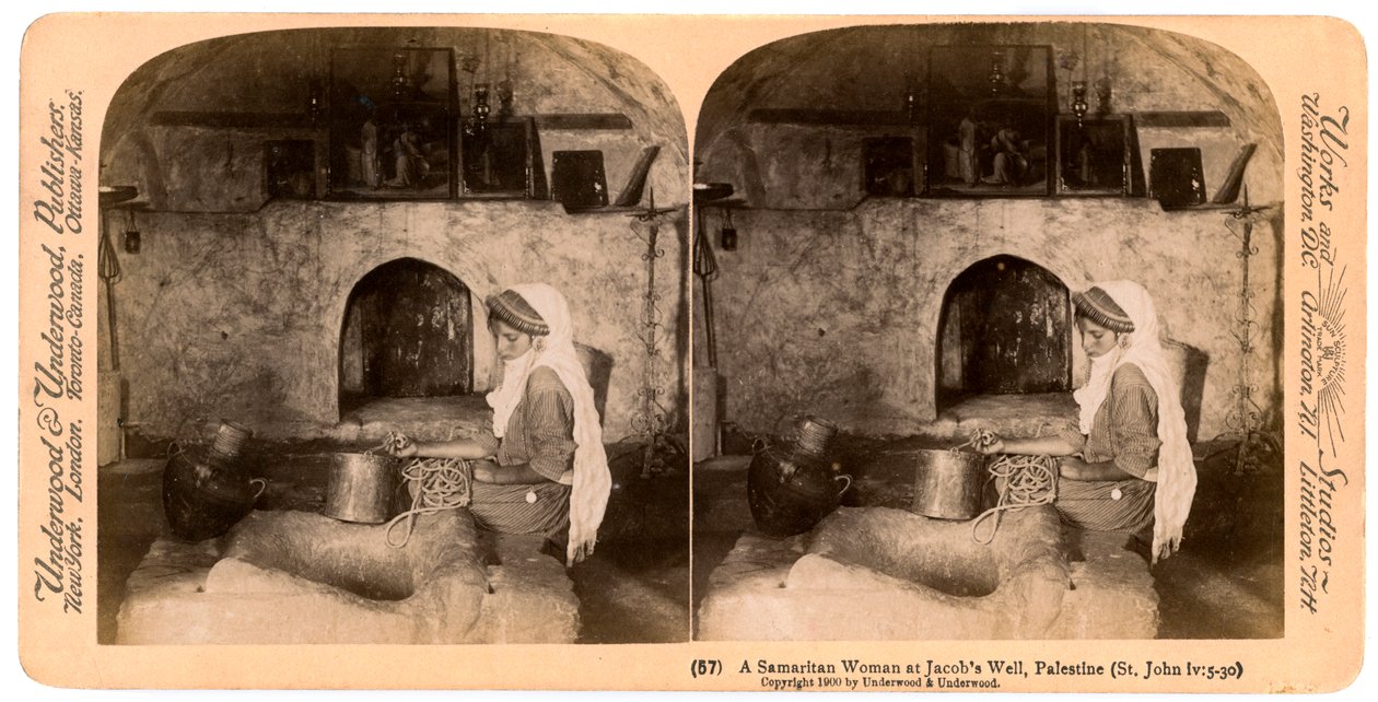 Uma mulher samaritana em Jacobs Well, Palestina, 1900. de Underwood and Underwood