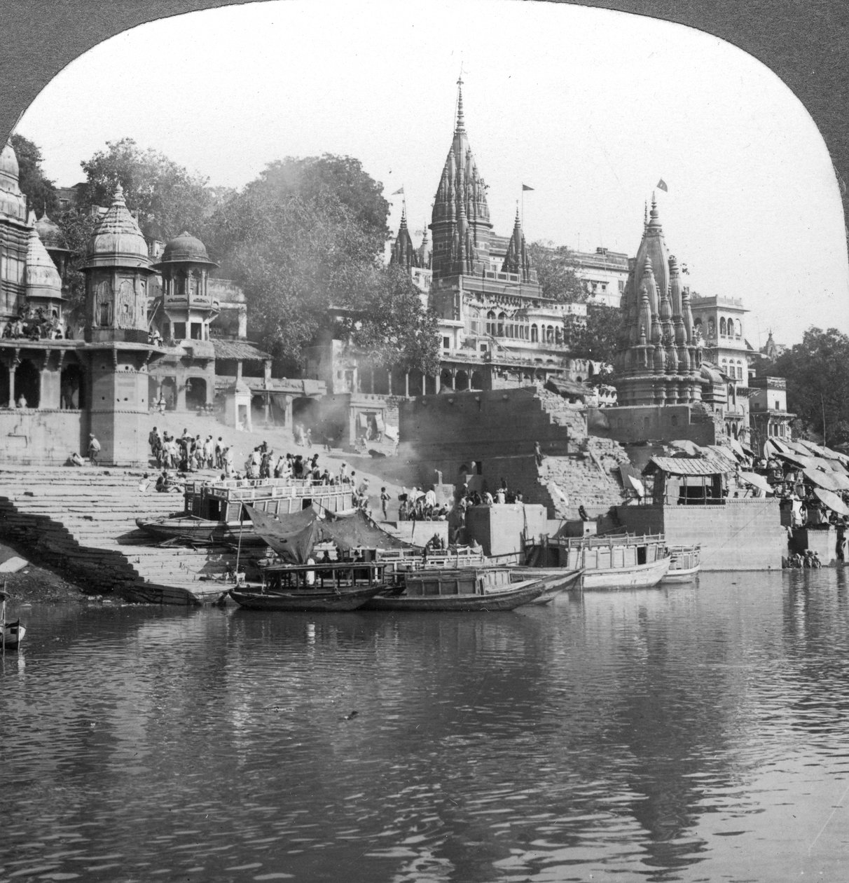 Um ghat em chamas no Ganges em Benares Varanasi, Índia, anos 1900. de Underwood and Underwood